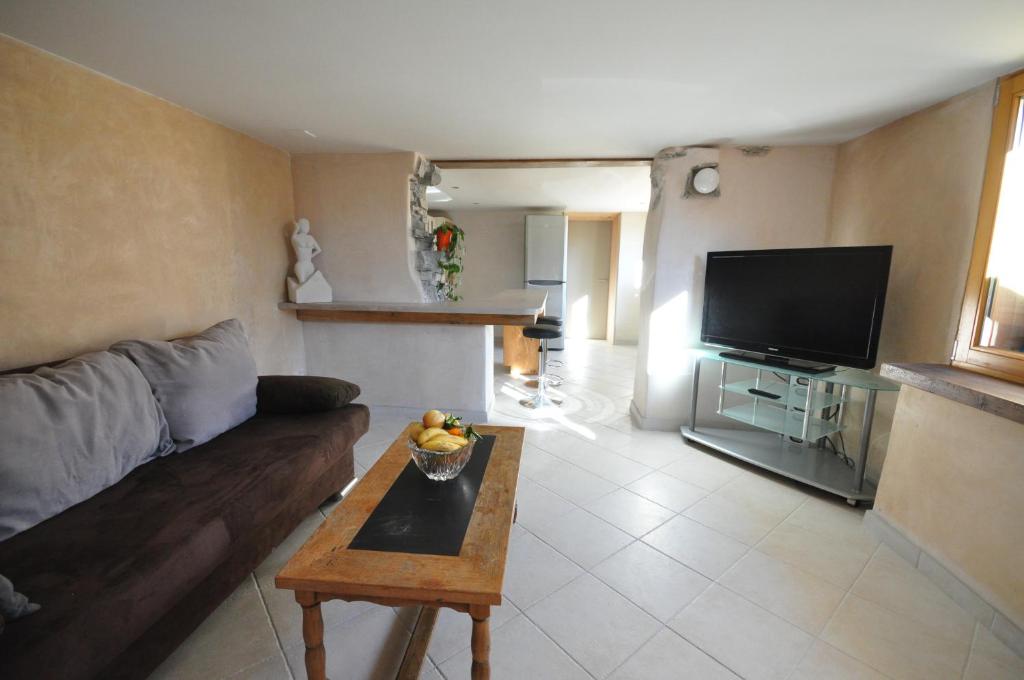 Lakeside Apartment room 4